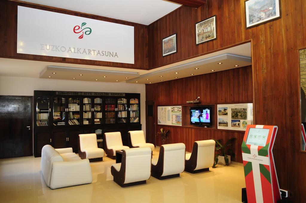 Hotel Euzko Alkartasuna Macachin  ภายนอก รูปภาพ