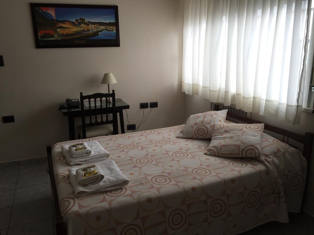 Hotel Euzko Alkartasuna Macachin  ภายนอก รูปภาพ