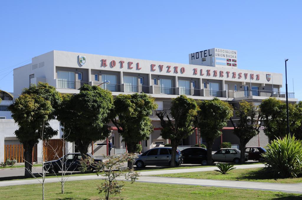 Hotel Euzko Alkartasuna Macachin  ภายนอก รูปภาพ